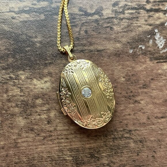 Vintage Avon Locket Necklace Gold Tone Victorian Revival Perfume Fragance Holder - Picture 5 of 12